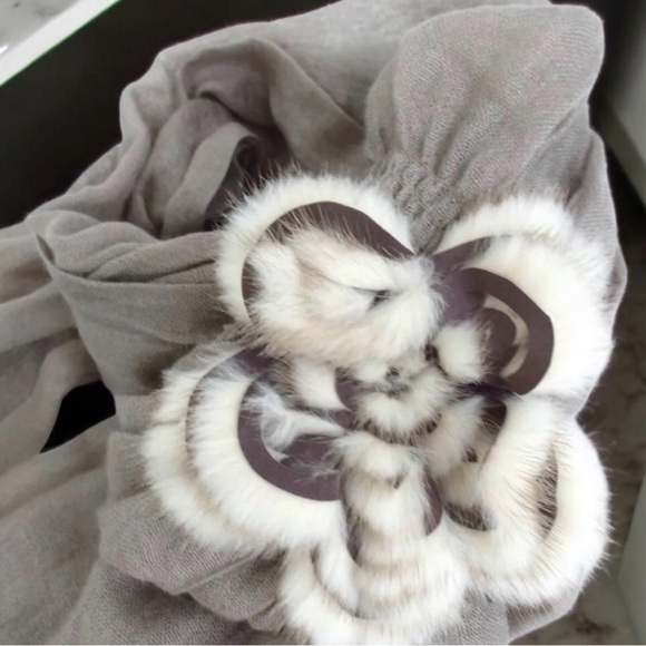 FENDI Sellaria Flower Fur Stall Cashmere/Silk Blend Scarf - Picture 1 of 16